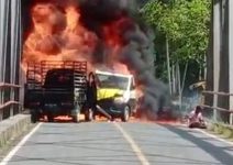 Mobil Angkut BBM Pertalite vs Mobil Angkut Miras Cap Tikus ‘Adu Banteng’