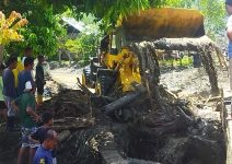 Puluhan Warga Gotong Royong Bersihkan Aliran Sungai