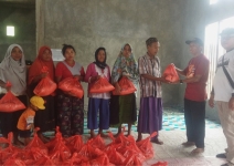 PWI Banggai Salurkan Bantuan Warga Muslim di Desa Sobol Baru