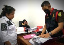 Tim Penyidik Kejari Banggai Geledah Kantor BPBD Banggai