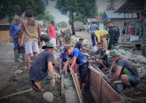 Warga Tou dan Satgas TMMD 116 Gotong Royong Bangun Drainase