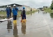 Luapan Air Laut Rendam Jalan di Depan PT. PAU