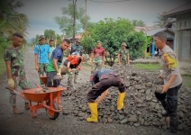 Satgas TMMD dan Polsek Toili Gotong Royong Bedah Rumah Warga Minahaki