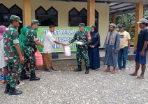 Koramil 03 Batui Berbagi Takjil