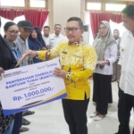 Bupati Amirudin Serahkan Bantuan Satu Juta Perorang