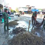 Belasan Personil Koramil 1308-01/Luwuk Bersihkan Sampah dan Lumpur Pasca Banjir 