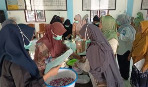JOB Tomori Bekali 28 Perempuan Desa Moilong Keterampilan Olahan Hasil Laut