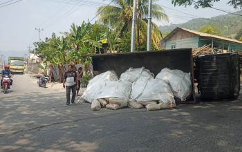 Kelebihan Muatan Truk Terbalik di Tanjakan RSUD Luwuk